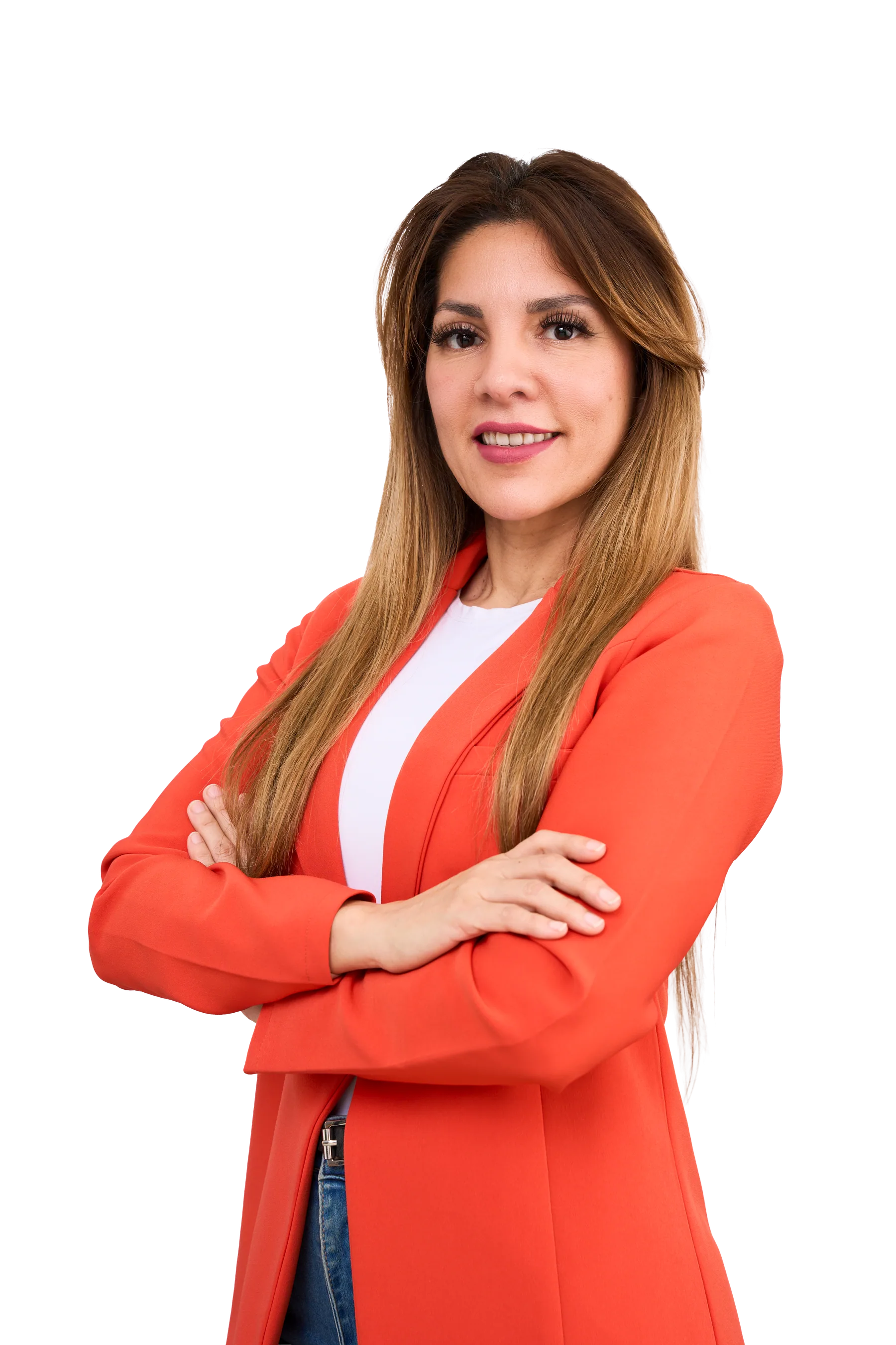 Jossy Garrido, candidata a la Alcaldía Provincial del Callao, de pie con los brazos cruzados.